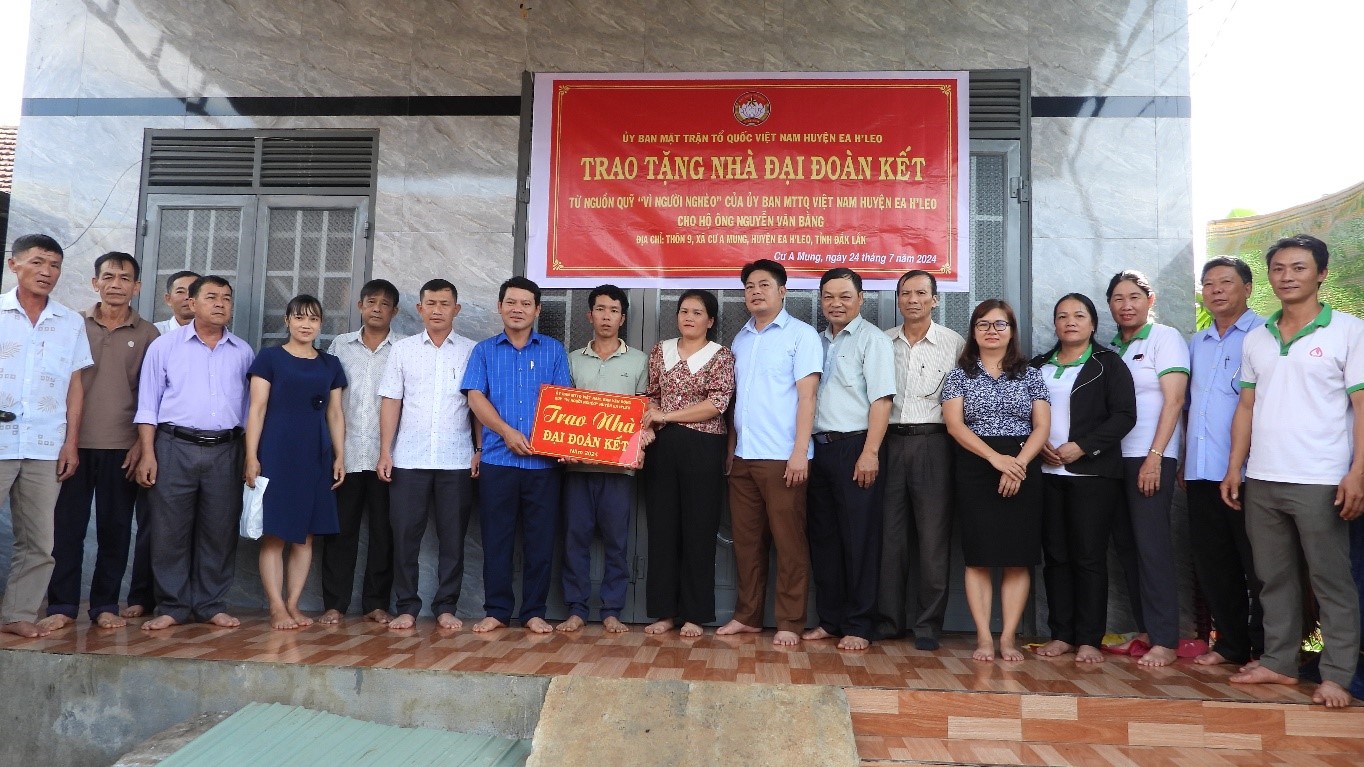 UBMTTQ Việt Nam huyện bàn giao nhà Đại đoàn kết cho hộ nghèo